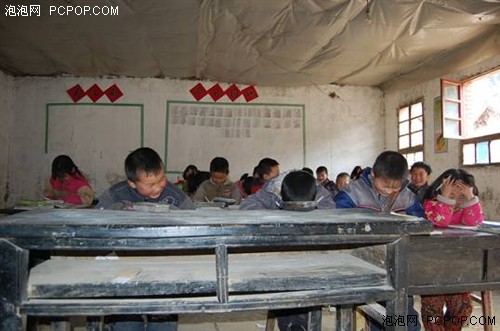 威刚进乡村小学 捐赠小学图书馆曝光