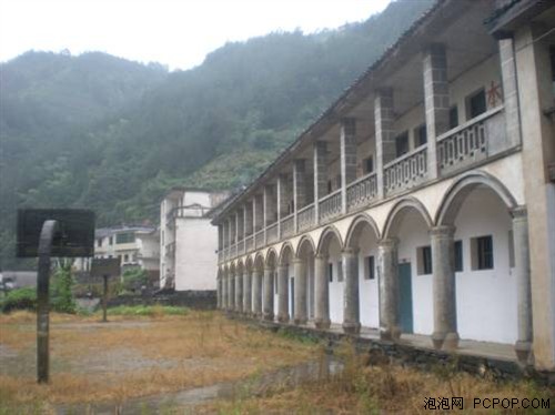 威刚进乡村小学 捐赠小学图书馆曝光