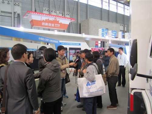 智能小i机器人成为中国工博会的亮点