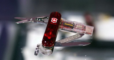 CES2009：瑞士军刀带32GB指纹加密U盘