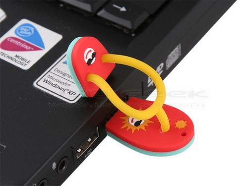 穿拖鞋不分季节&nbsp;可爱拖鞋造型U盘上市