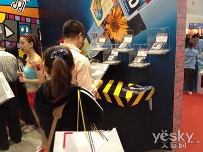 炫酷嘻哈风 存出新花Young 金士顿P&E展直击