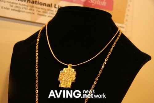 十字架项链闪盘很时尚 适合女士购买