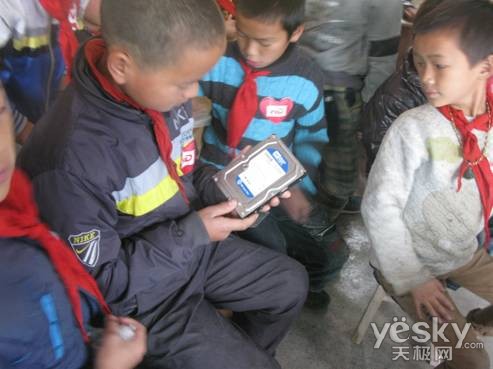 西部数据向苗寨儿童献爱心 公益行动落幕
