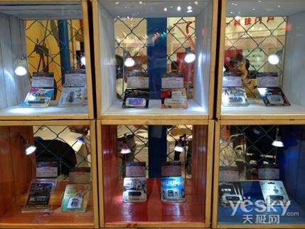 炫酷嘻哈风 存出新花Young 金士顿P&E展直击